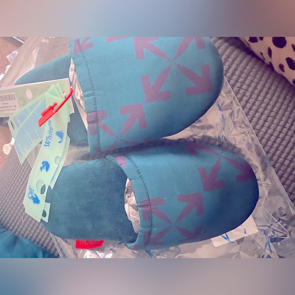 NWT Off -White slippers size S/M